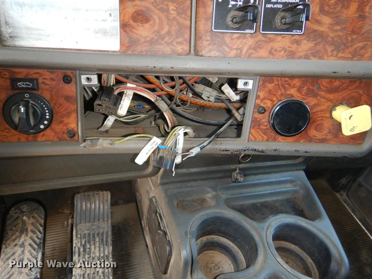 image for item DE0160 2003 Kenworth T800 tank truck