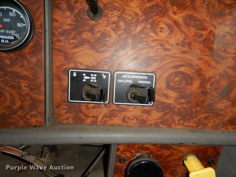 image for item DE0160 2003 Kenworth T800 tank truck