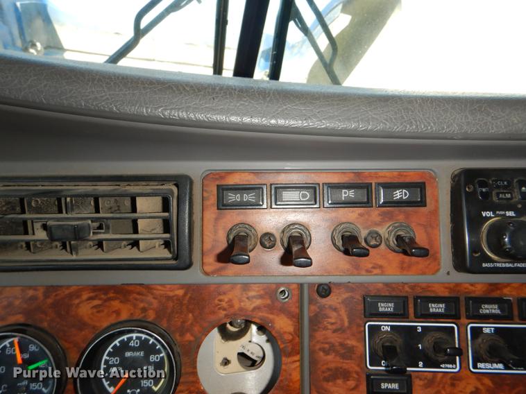 image for item DE0160 2003 Kenworth T800 tank truck