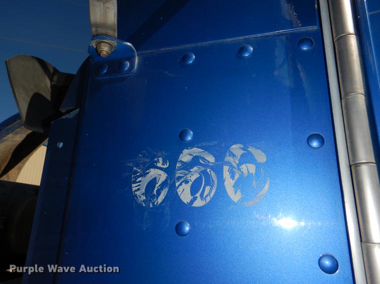 image for item DE0160 2003 Kenworth T800 tank truck