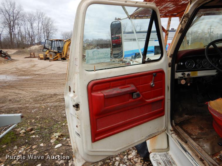 image for item DE6053 1977 Ford F700 bucket truck