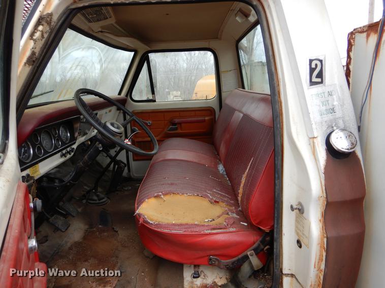 image for item DE6053 1977 Ford F700 bucket truck