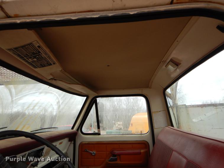 image for item DE6053 1977 Ford F700 bucket truck