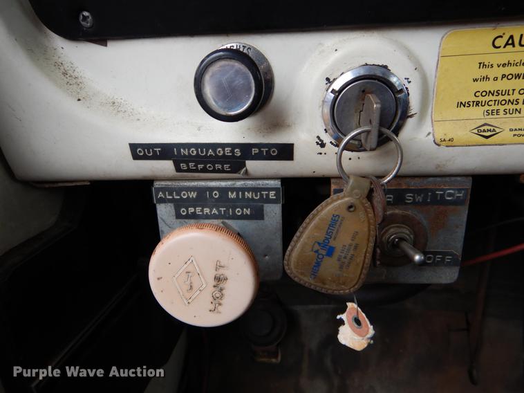 image for item DE6053 1977 Ford F700 bucket truck