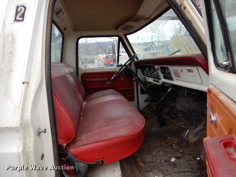 image for item DE6053 1977 Ford F700 bucket truck
