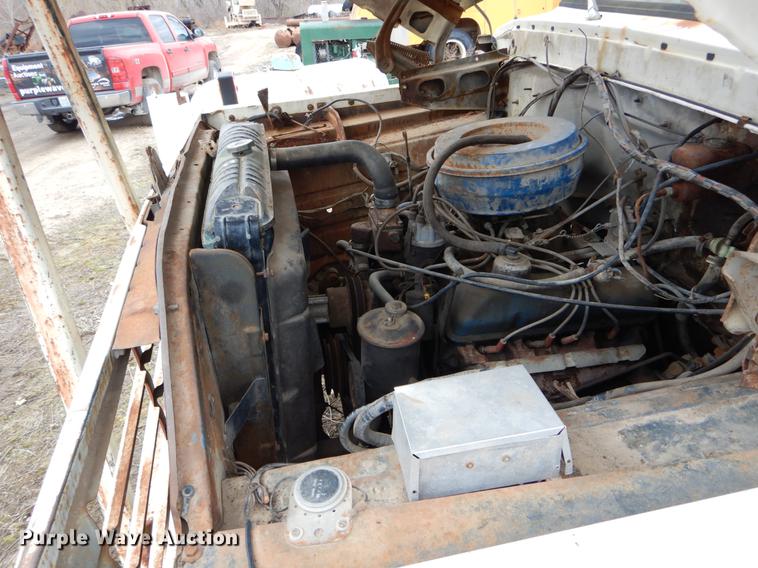 image for item DE6053 1977 Ford F700 bucket truck