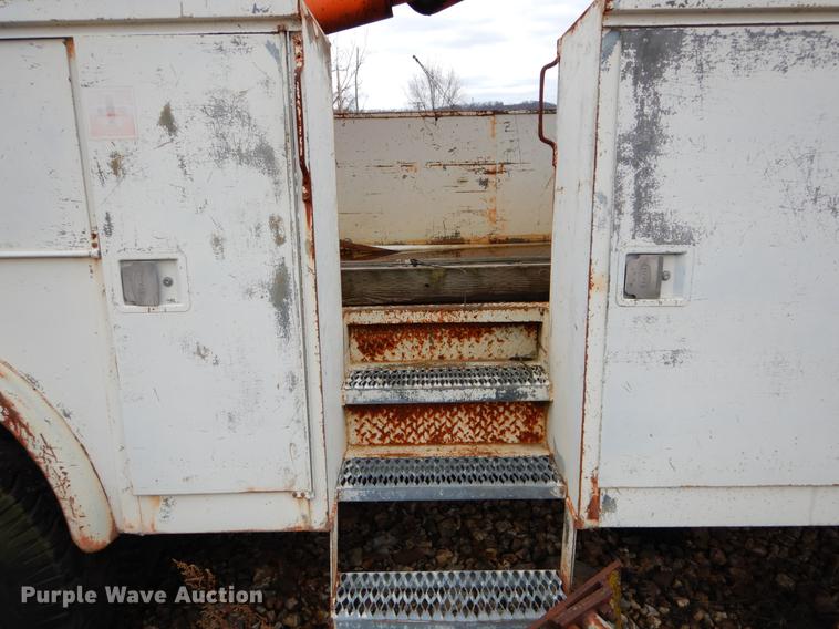 image for item DE6053 1977 Ford F700 bucket truck