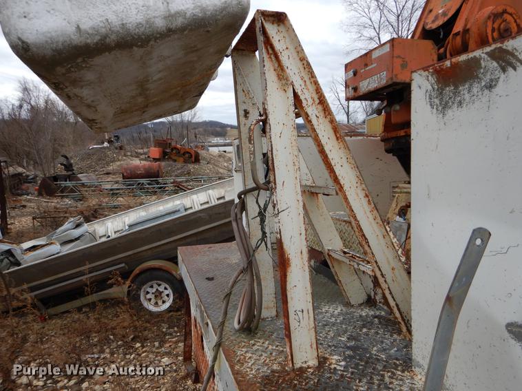 image for item DE6053 1977 Ford F700 bucket truck