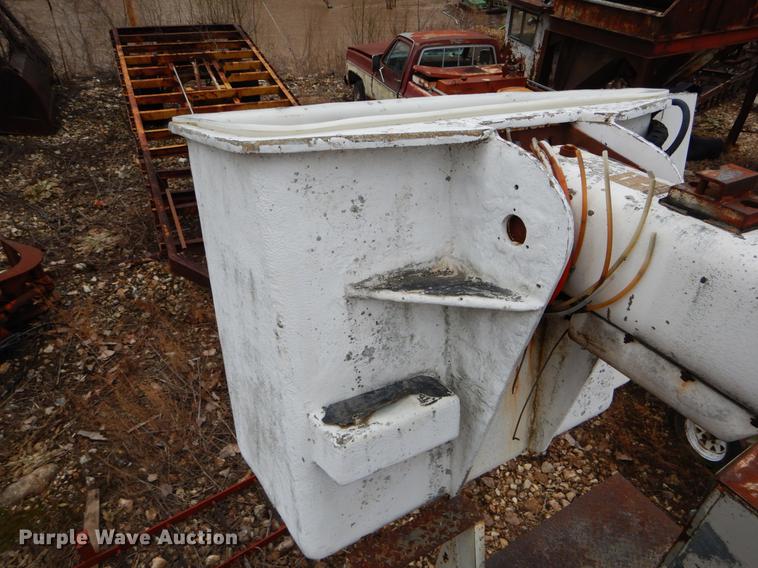 image for item DE6053 1977 Ford F700 bucket truck