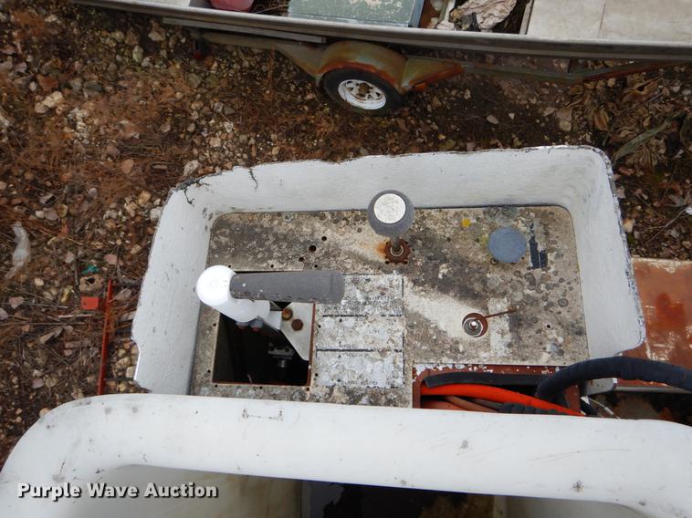 image for item DE6053 1977 Ford F700 bucket truck