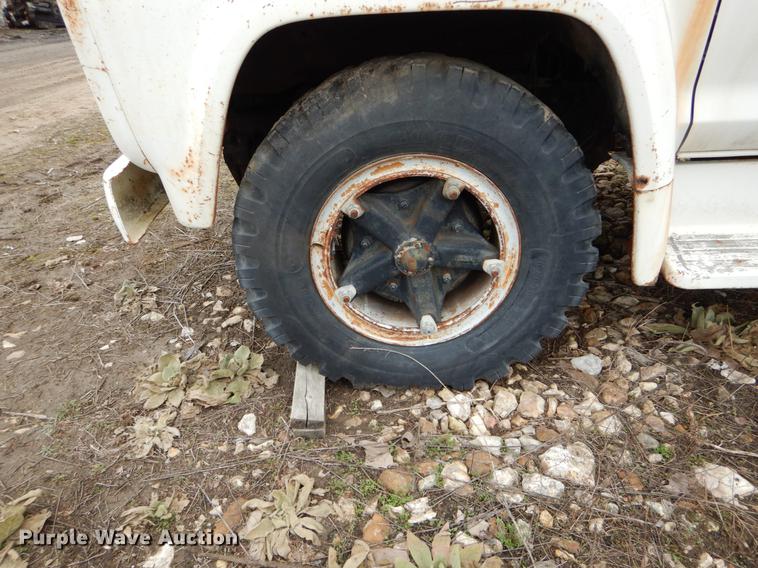 image for item DE6053 1977 Ford F700 bucket truck