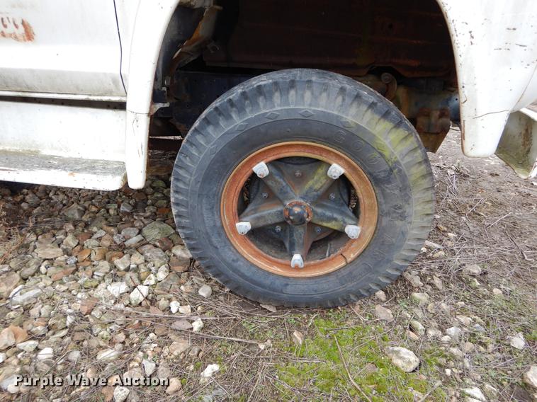 image for item DE6053 1977 Ford F700 bucket truck