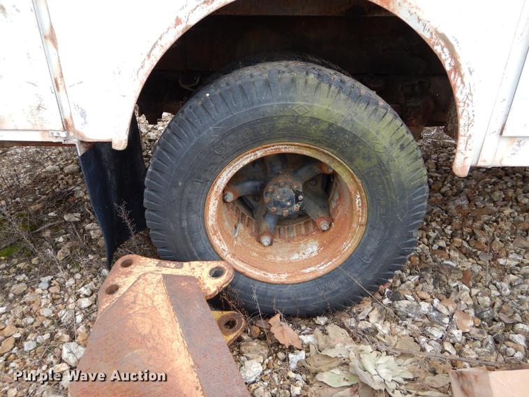 image for item DE6053 1977 Ford F700 bucket truck