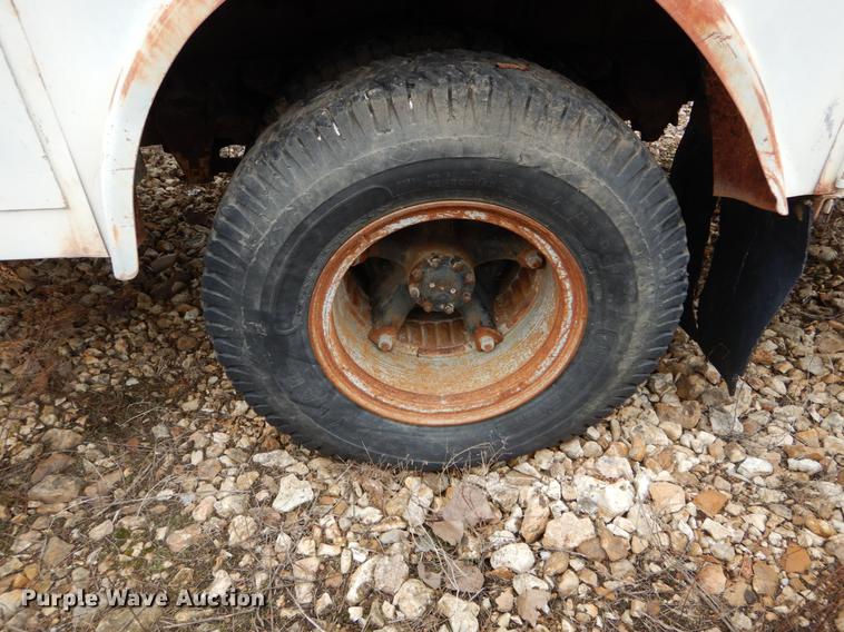 image for item DE6053 1977 Ford F700 bucket truck