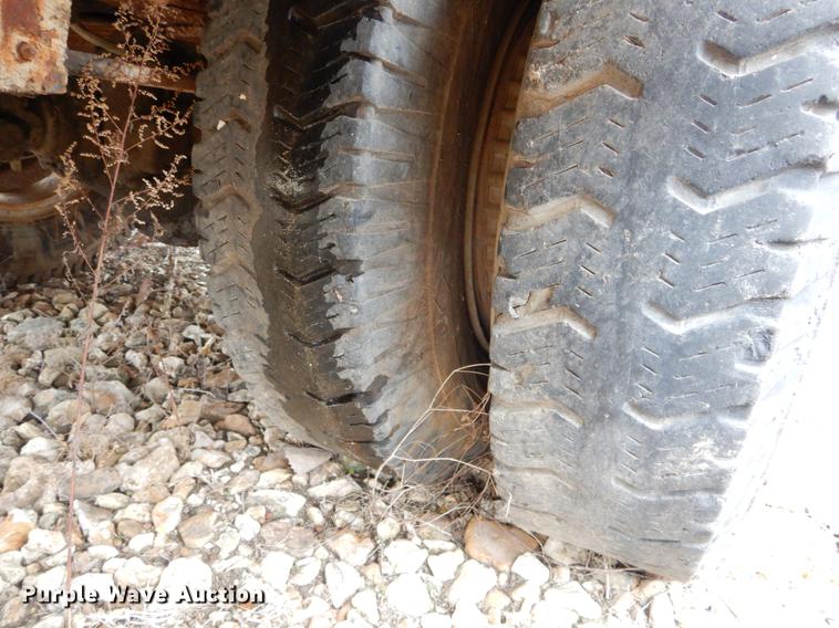 image for item DE6053 1977 Ford F700 bucket truck