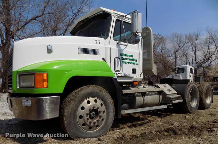 image for item DE7649 1999 Mack CH613 semi truck
