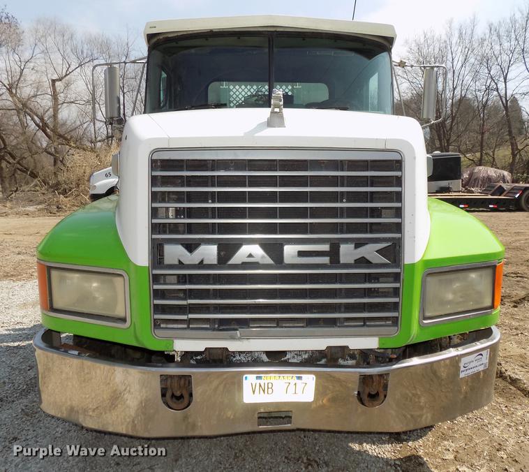 image for item DE7649 1999 Mack CH613 semi truck