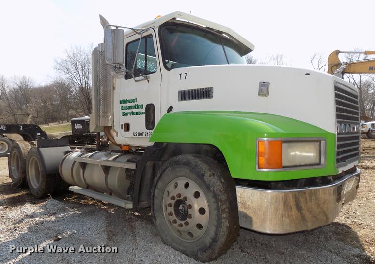 image for item DE7649 1999 Mack CH613 semi truck