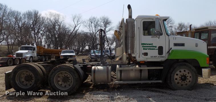 image for item DE7649 1999 Mack CH613 semi truck