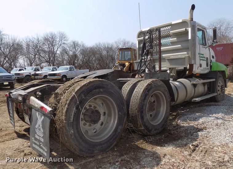 image for item DE7649 1999 Mack CH613 semi truck