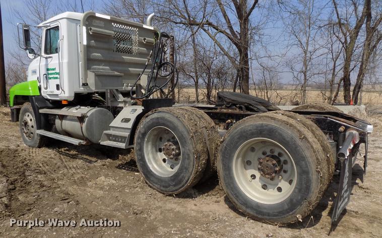 image for item DE7649 1999 Mack CH613 semi truck