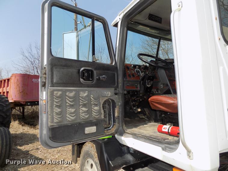 image for item DE7649 1999 Mack CH613 semi truck