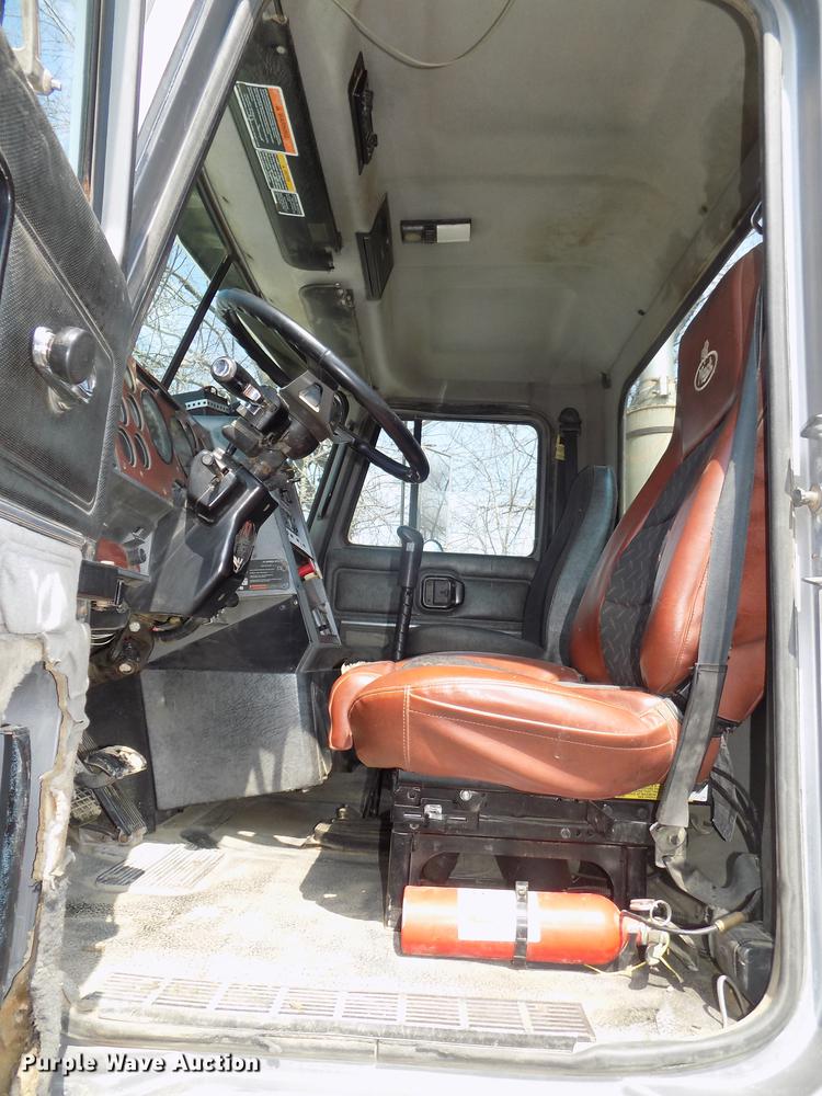 image for item DE7649 1999 Mack CH613 semi truck