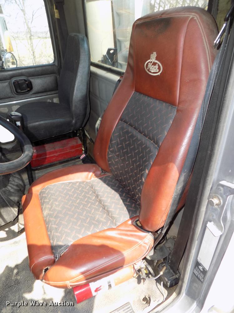 image for item DE7649 1999 Mack CH613 semi truck