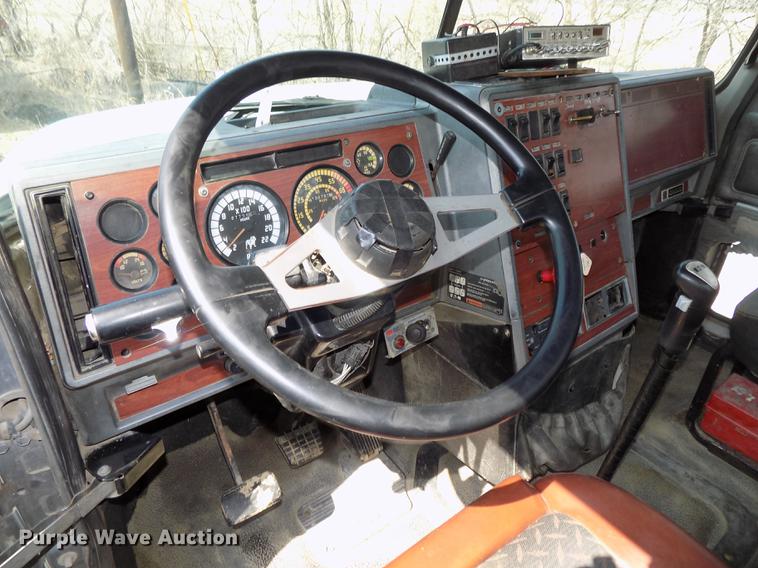 image for item DE7649 1999 Mack CH613 semi truck