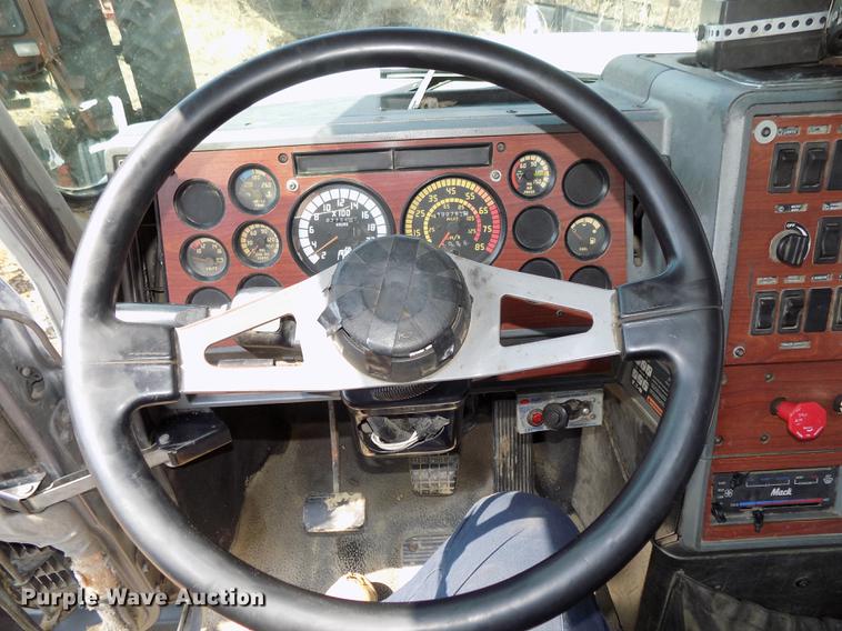 image for item DE7649 1999 Mack CH613 semi truck