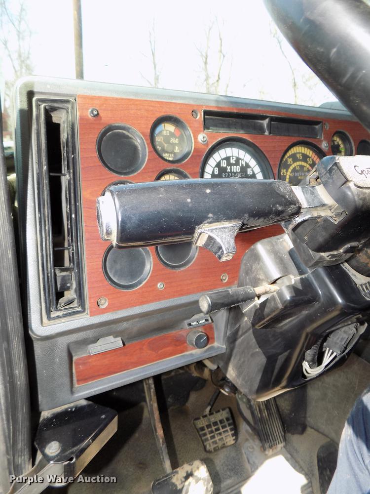 image for item DE7649 1999 Mack CH613 semi truck