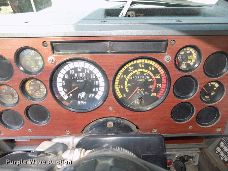 image for item DE7649 1999 Mack CH613 semi truck