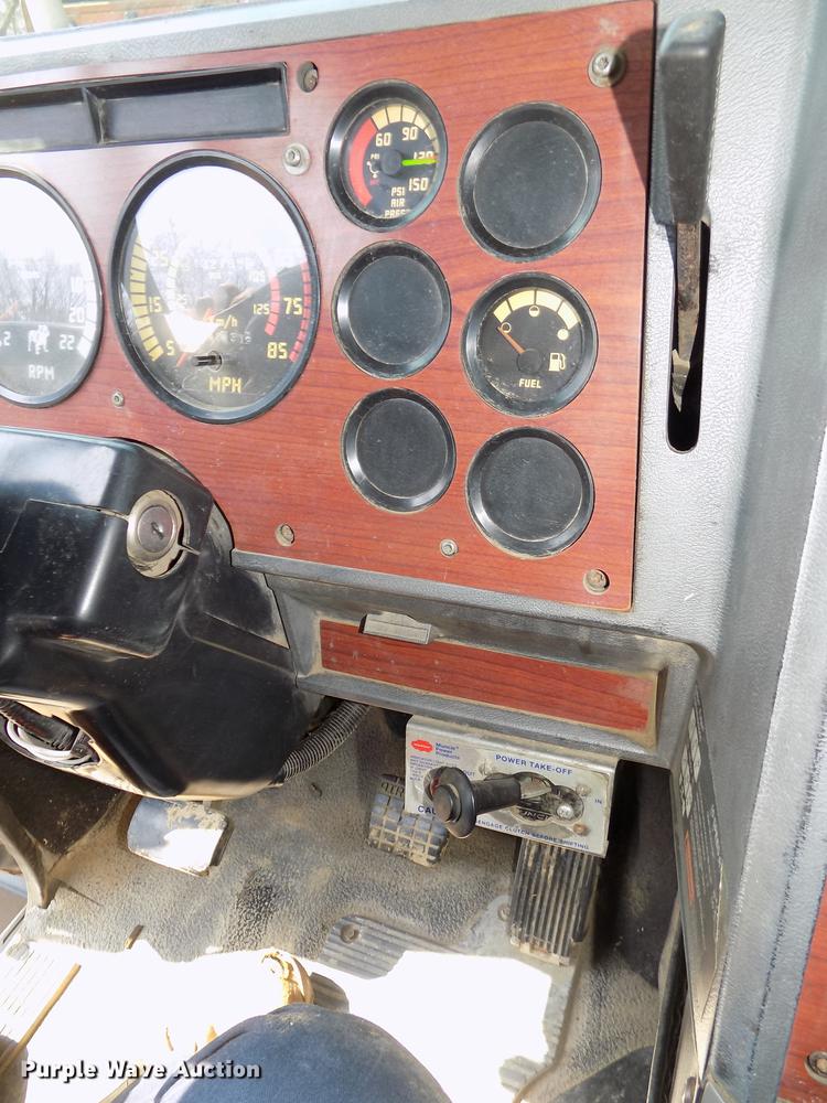 image for item DE7649 1999 Mack CH613 semi truck