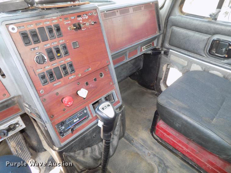 image for item DE7649 1999 Mack CH613 semi truck