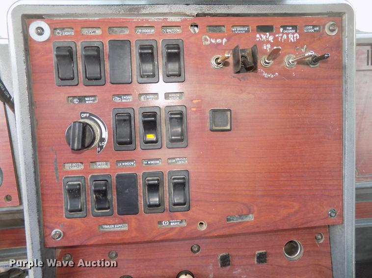 image for item DE7649 1999 Mack CH613 semi truck