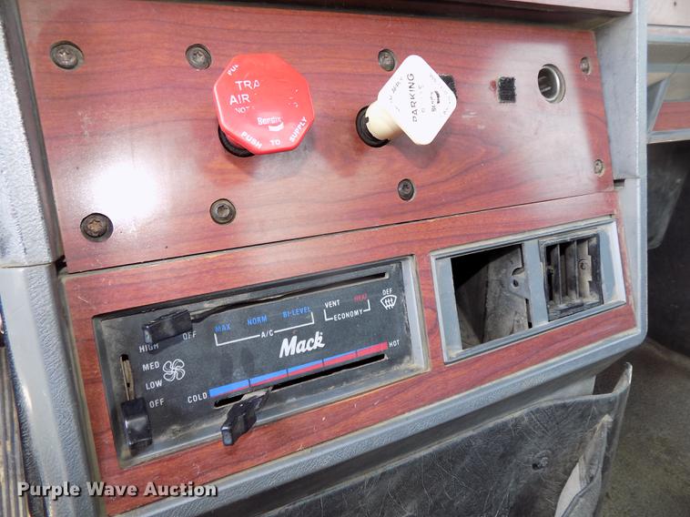 image for item DE7649 1999 Mack CH613 semi truck