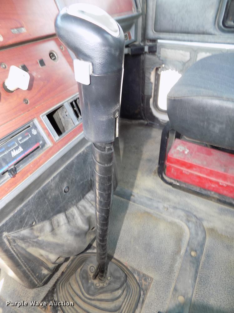 image for item DE7649 1999 Mack CH613 semi truck