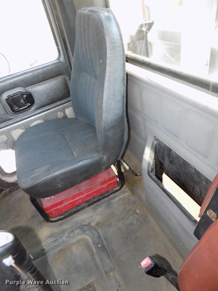 image for item DE7649 1999 Mack CH613 semi truck