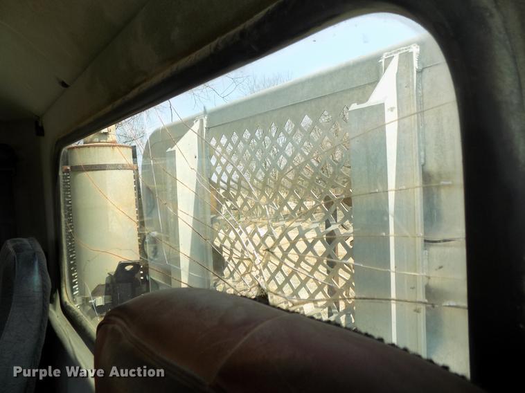 image for item DE7649 1999 Mack CH613 semi truck