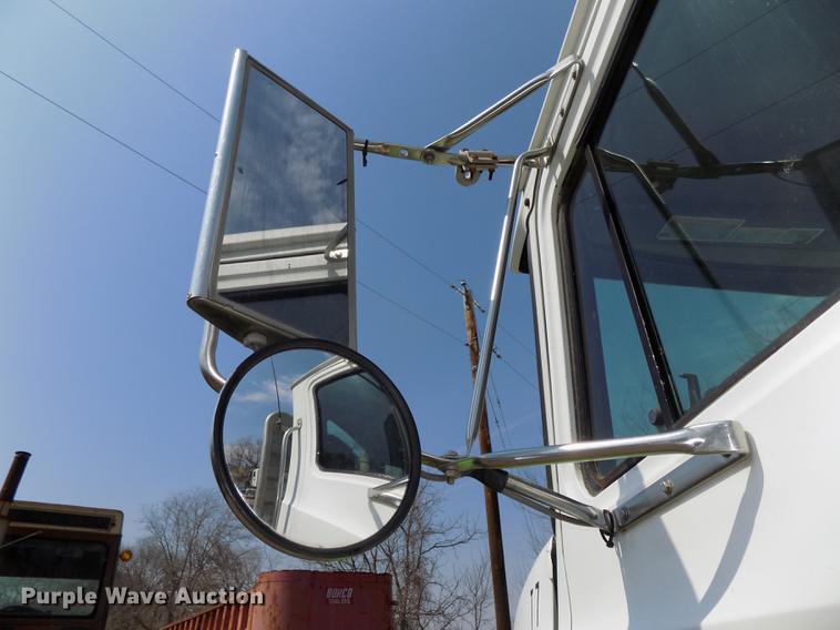 image for item DE7649 1999 Mack CH613 semi truck