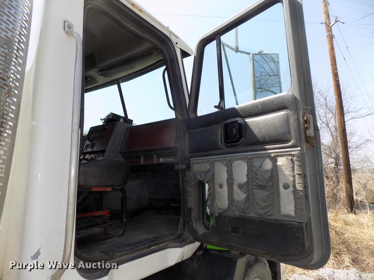 image for item DE7649 1999 Mack CH613 semi truck