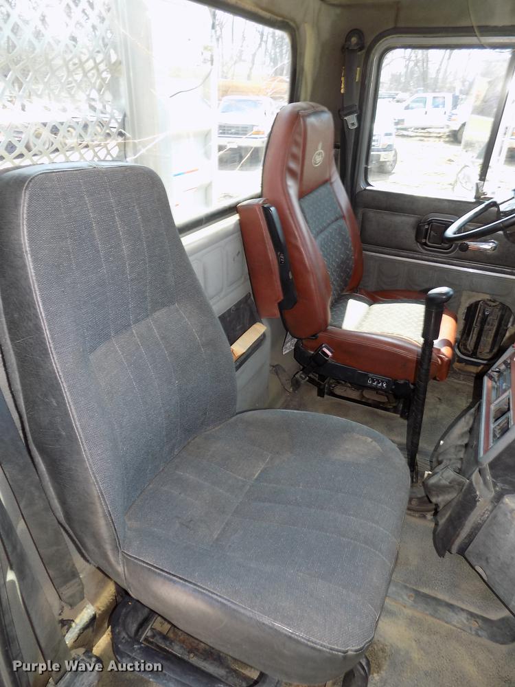 image for item DE7649 1999 Mack CH613 semi truck