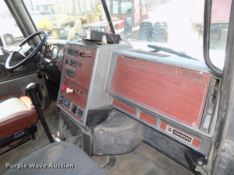 image for item DE7649 1999 Mack CH613 semi truck