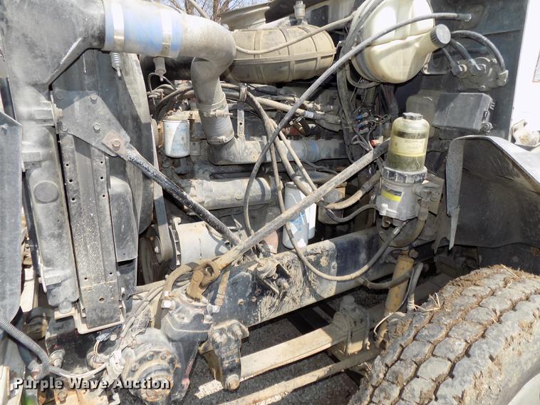 image for item DE7649 1999 Mack CH613 semi truck