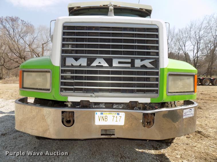 image for item DE7649 1999 Mack CH613 semi truck