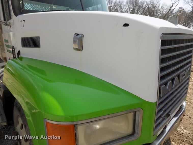 image for item DE7649 1999 Mack CH613 semi truck