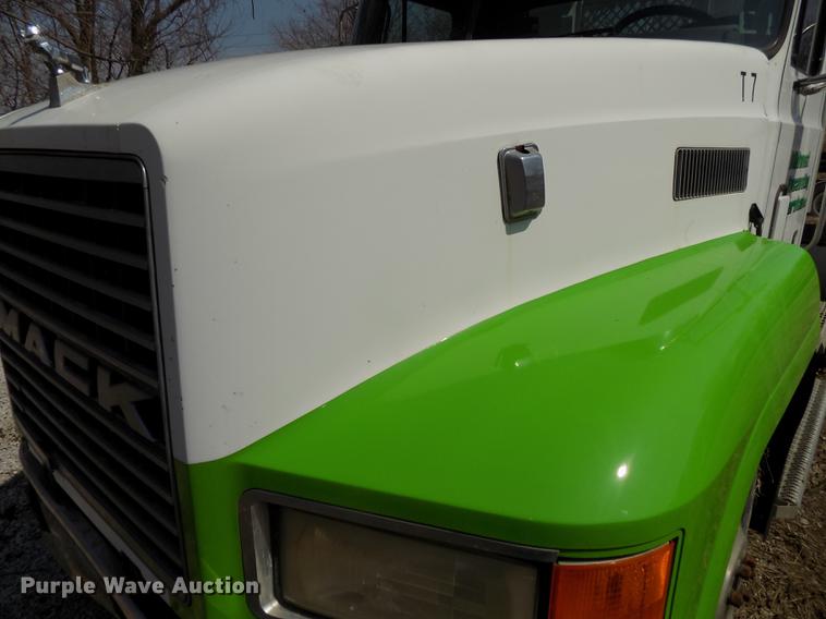 image for item DE7649 1999 Mack CH613 semi truck