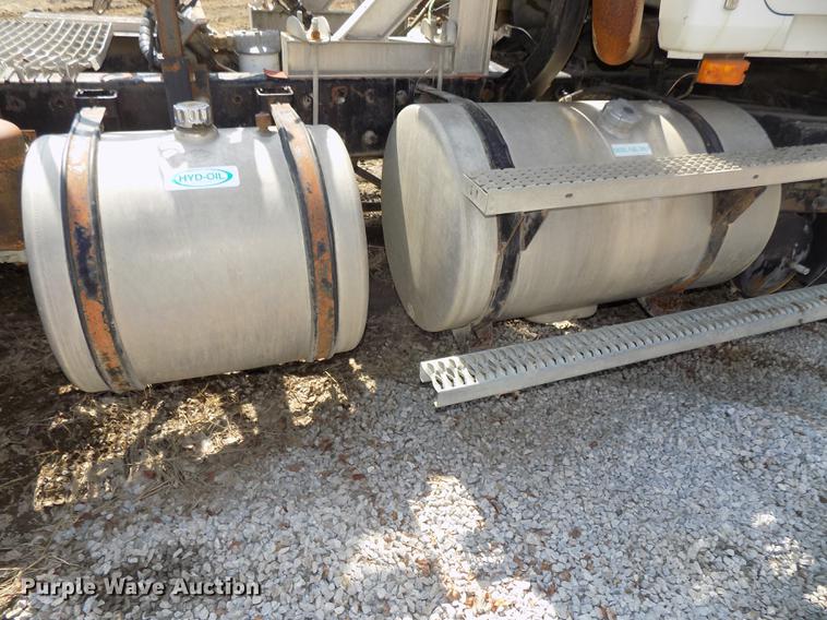 image for item DE7649 1999 Mack CH613 semi truck