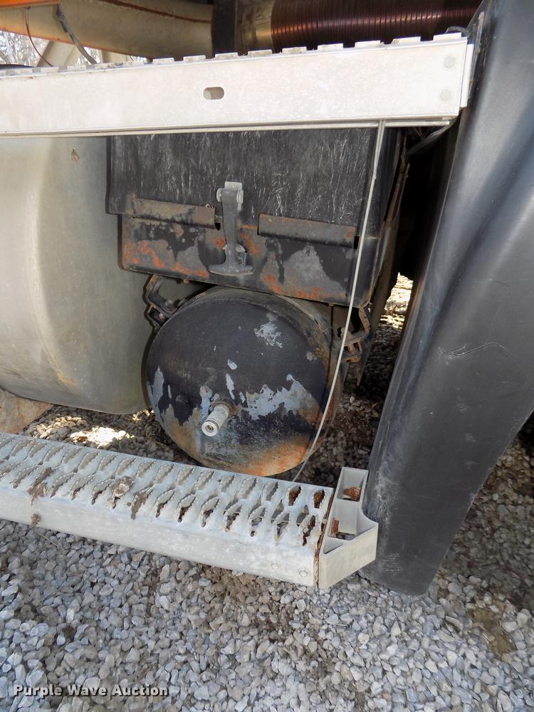 image for item DE7649 1999 Mack CH613 semi truck