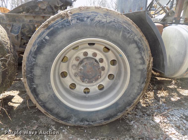 image for item DE7649 1999 Mack CH613 semi truck